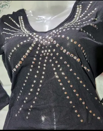 Polera negra con diseño de tachas - miniatura 2