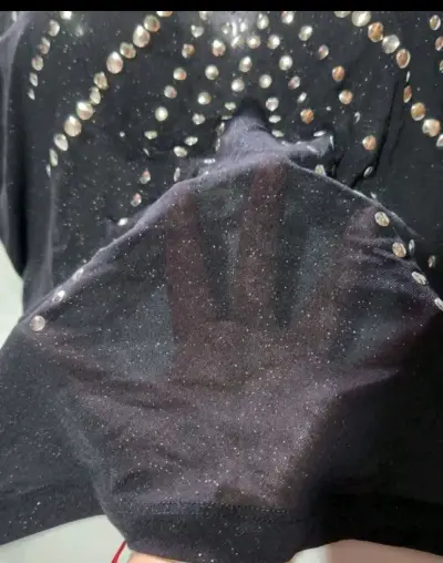 Polera negra con diseño de tachas - miniatura 3