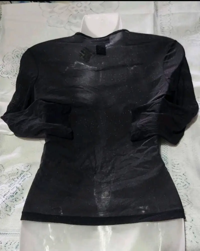 Polera negra con diseño de tachas - 4