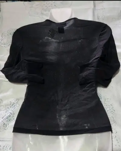 Polera negra con diseño de tachas - miniatura 4