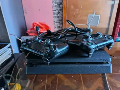 Consola PS4 con dos controles 1 tera - miniatura 1