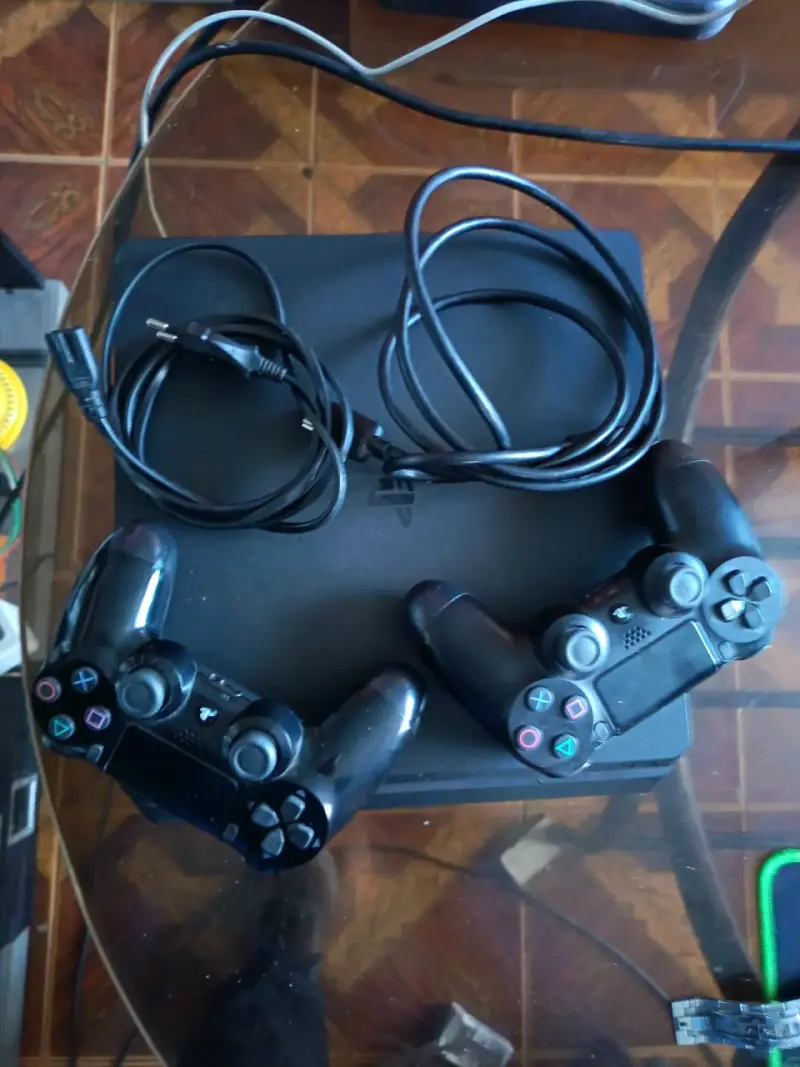 Consola PS4 con dos controles 1 tera - 2