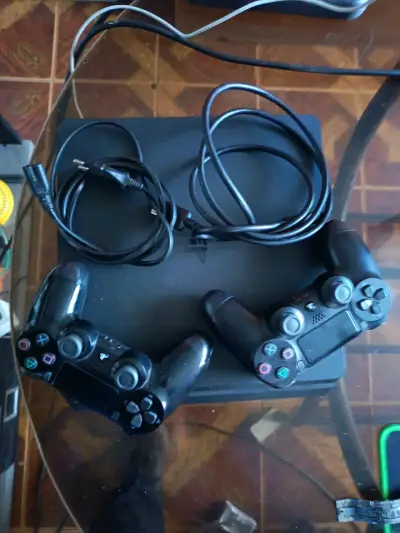 Consola PS4 con dos controles 1 tera - miniatura 2