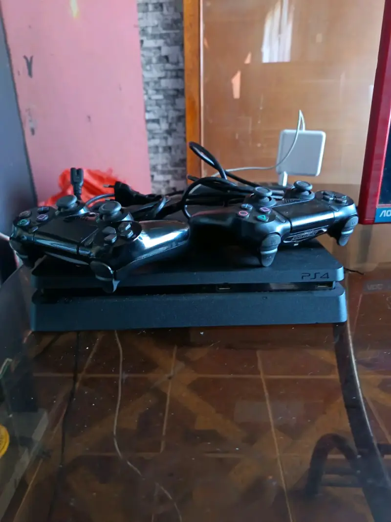 Consola PS4 con dos controles 1 tera - 3