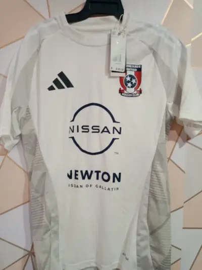 Camiseta deportiva blanca con logos - miniatura 1