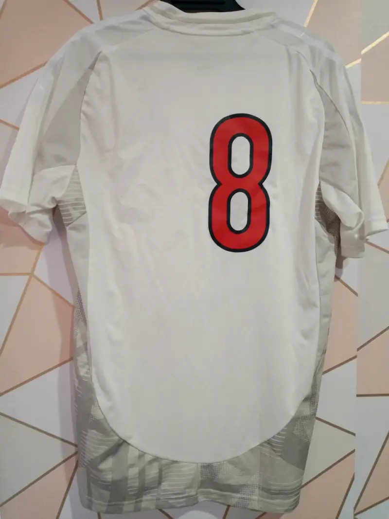 Camiseta deportiva blanca con logos - 3