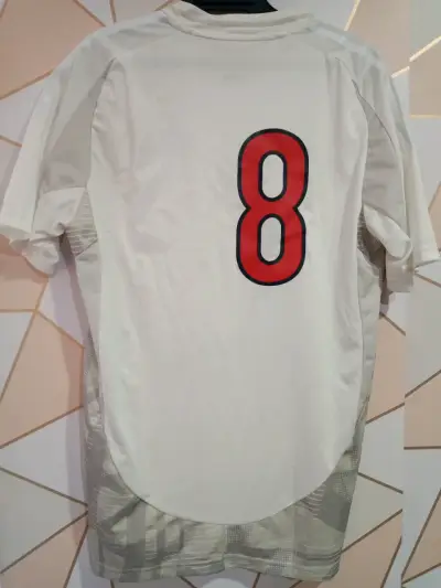 Camiseta deportiva blanca con logos - miniatura 3