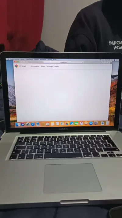 Laptop MacBook Pro 15 pulgadas en buen estado - miniatura 2