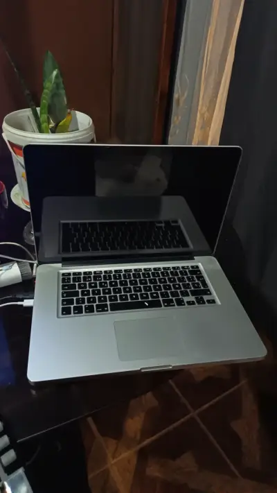 Laptop MacBook Pro 15 pulgadas en buen estado - miniatura 3