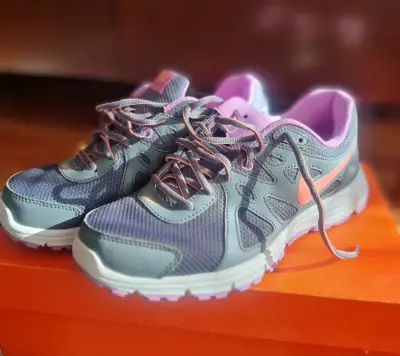 Zapatillas deportivas Nike gris y rosa - miniatura 1