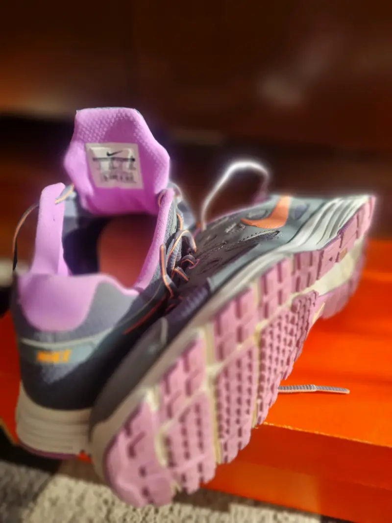Zapatillas deportivas Nike gris y rosa - 3