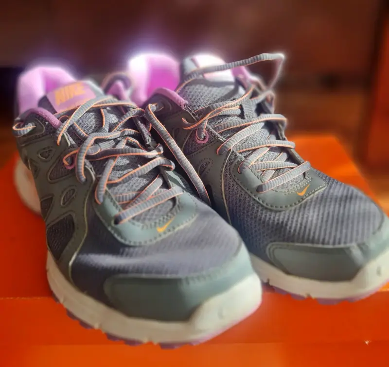 Zapatillas deportivas Nike gris y rosa - 4