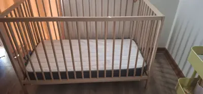 Cuna de madera con colchón incluido más mudador - miniatura 1