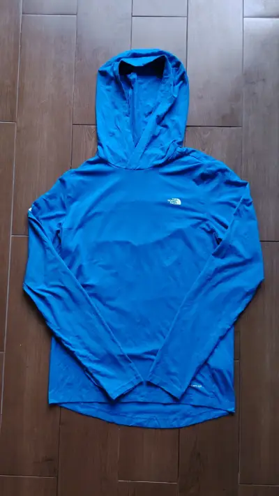 Polera azul con capucha y estampado - miniatura 2