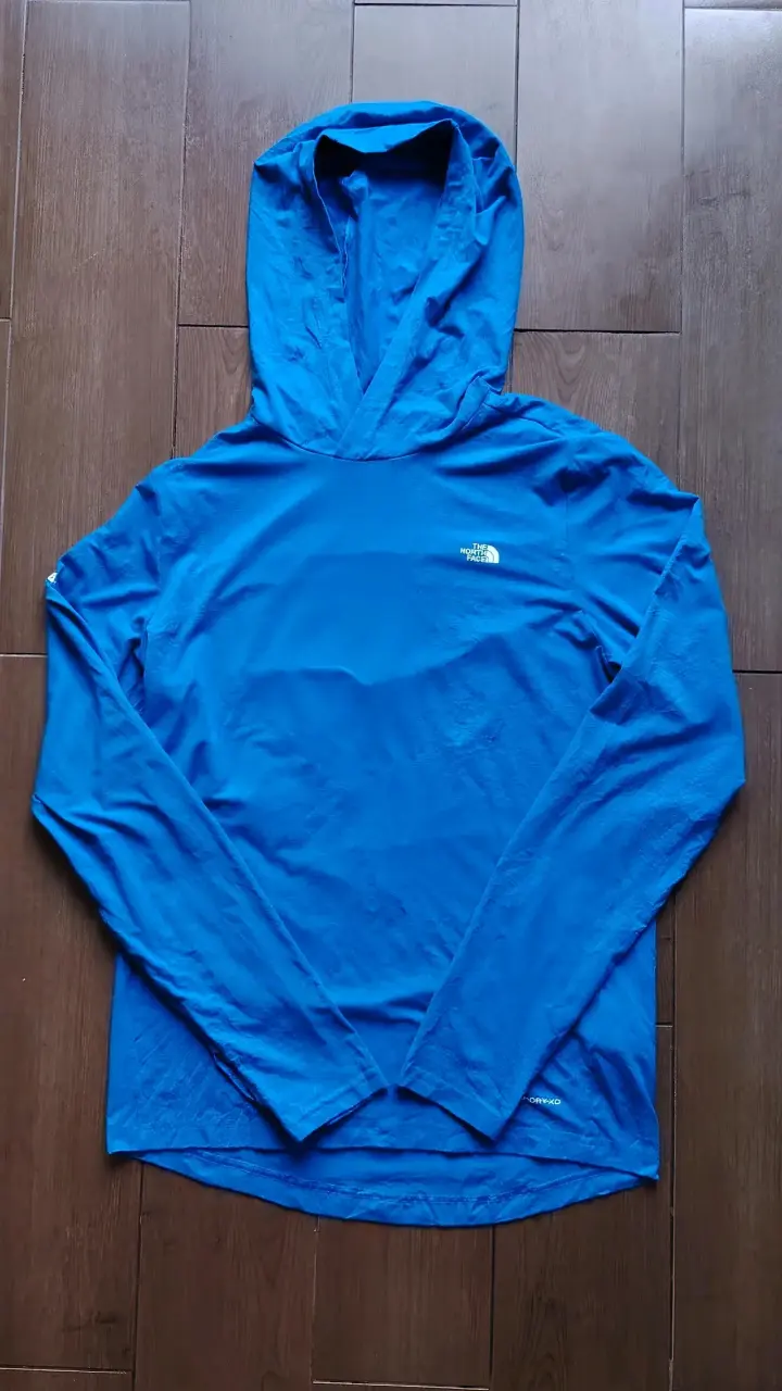 Polera azul con capucha y estampado - 5