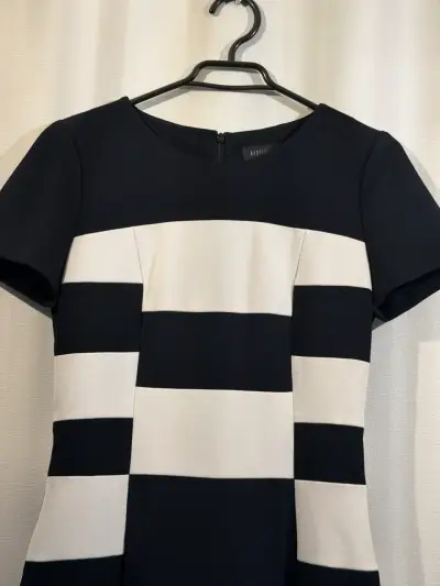Vestido a rayas blanco y azul marino - miniatura 2