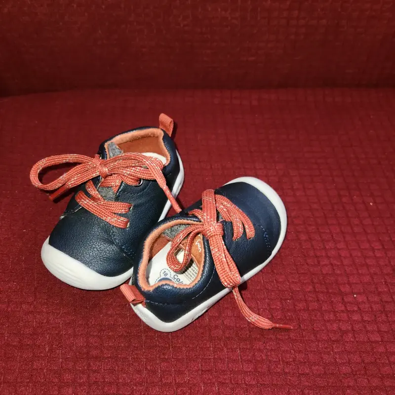 Zapatitos de bebé azul marino con cordones - 1