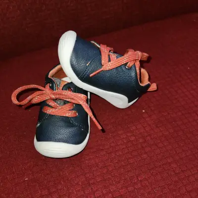 Zapatitos de bebé azul marino con cordones - miniatura 3