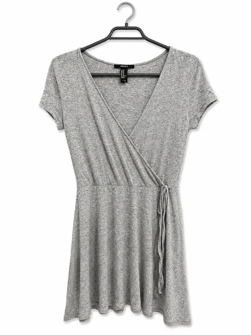 Vestido gris Forever 21 con diseño cruzado