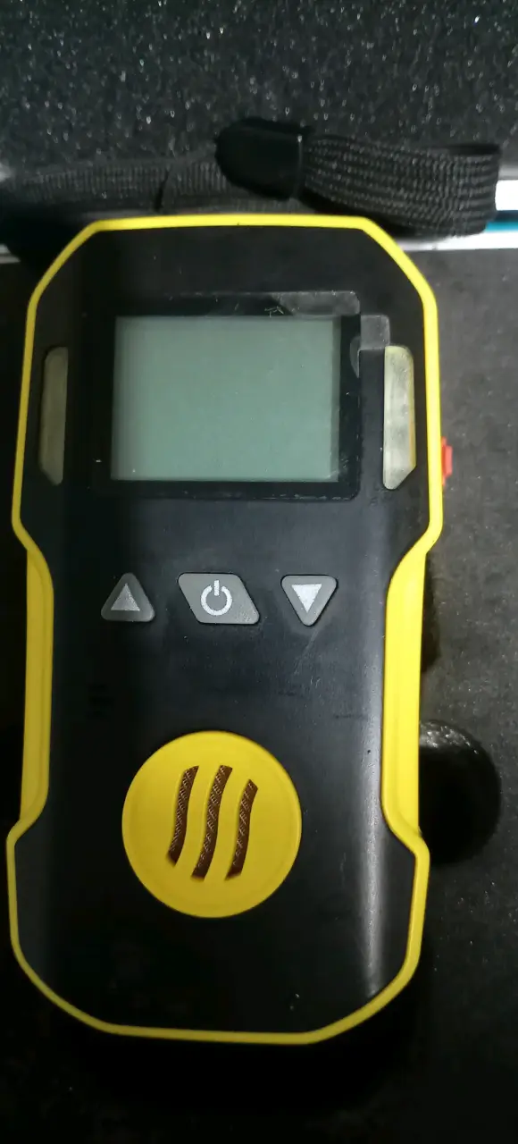 Detector de gases portátil amarillo y negro - 1