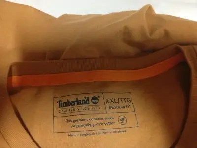 Polera Timberland marrón con logo - miniatura 2