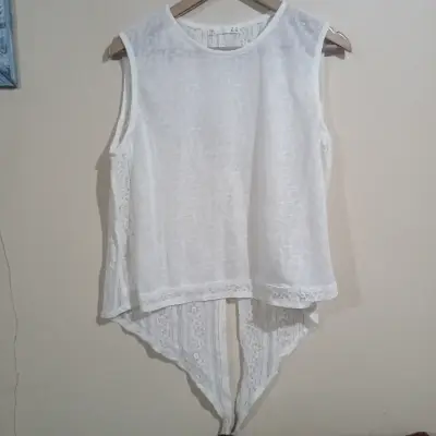 Blusa blanca sin mangas con encaje - miniatura 1
