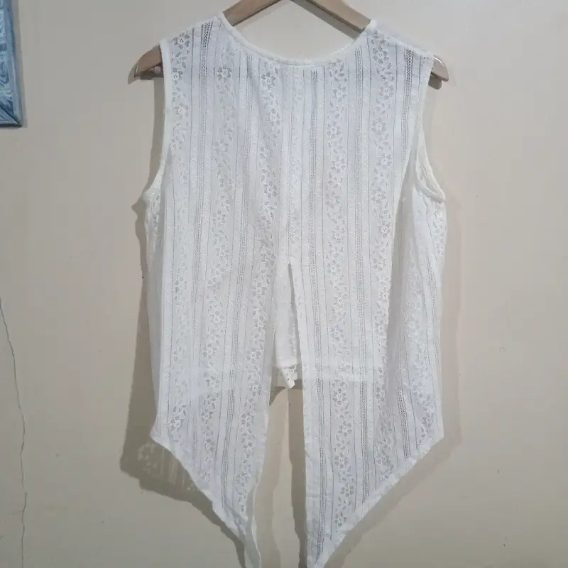 Blusa blanca sin mangas con encaje - 2