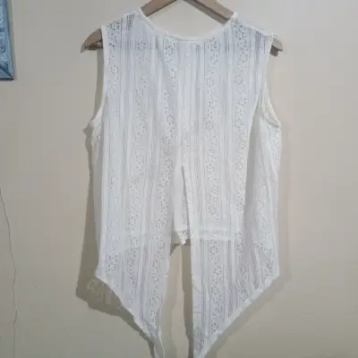 Blusa blanca sin mangas con encaje - miniatura 2