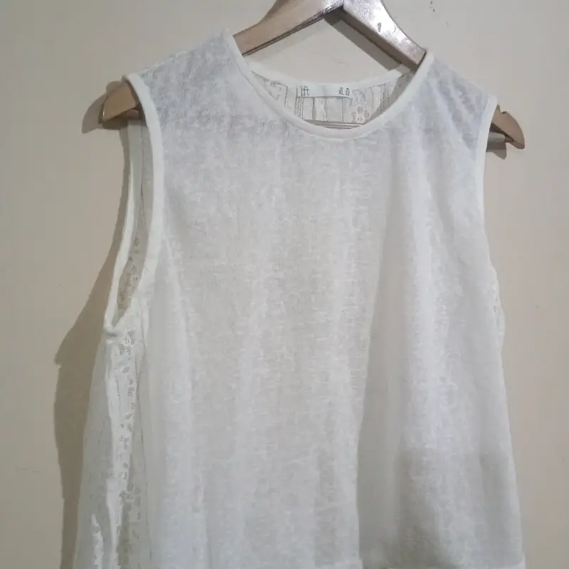 Blusa blanca sin mangas con encaje - 3