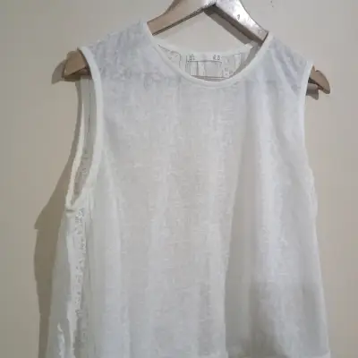 Blusa blanca sin mangas con encaje - miniatura 3