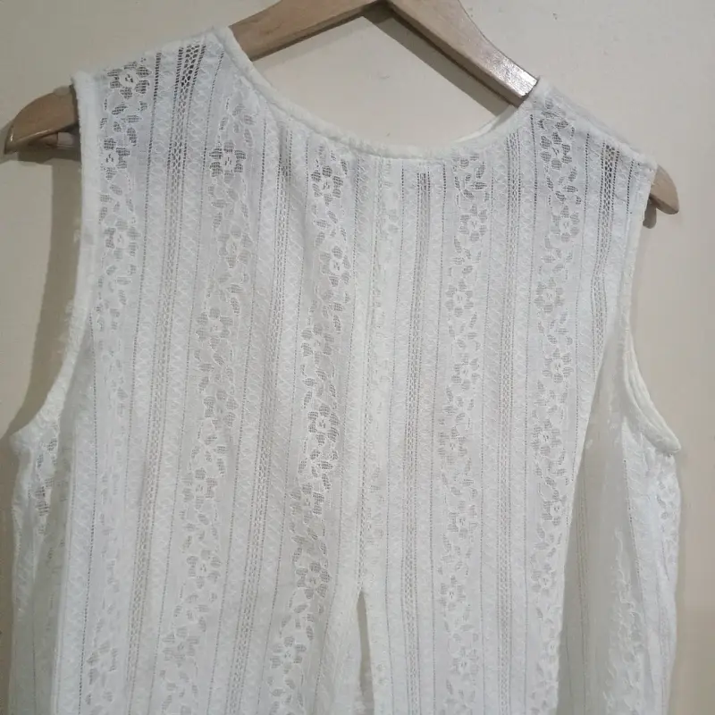 Blusa blanca sin mangas con encaje - 4