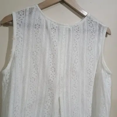Blusa blanca sin mangas con encaje - miniatura 4