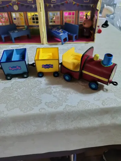 Tren de juguete Peppa Pig con vagones - miniatura 1