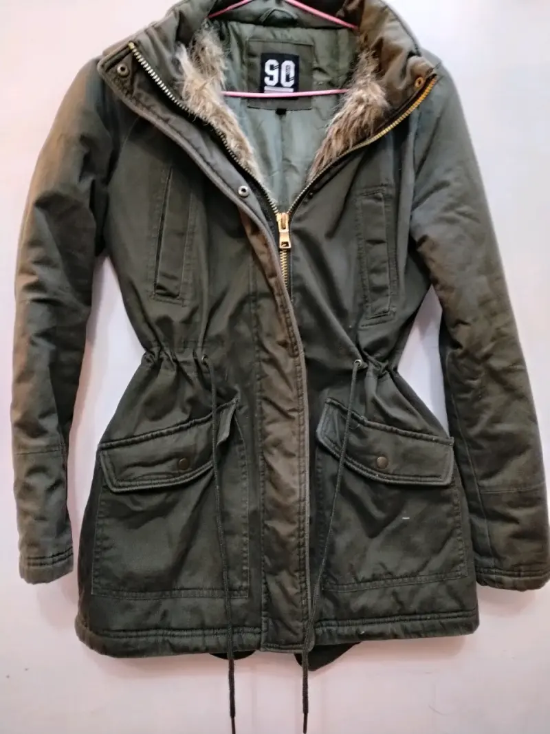 Parka verde militar con capucha de piel sintética