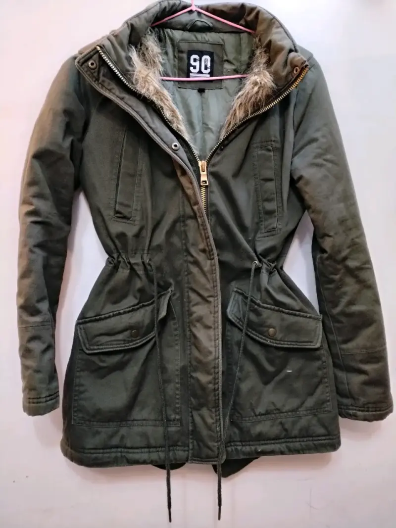 Parka verde militar con capucha de piel sintética - 2