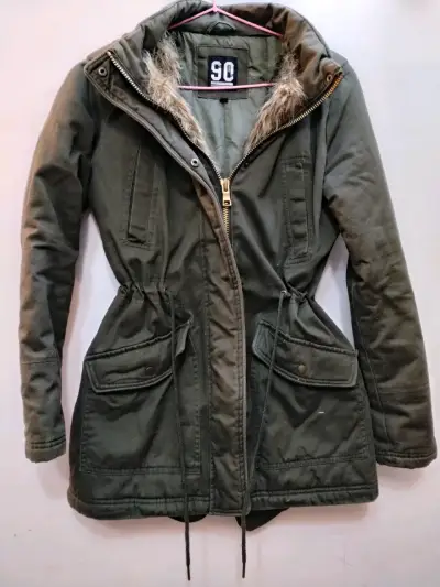 Parka verde militar con capucha de piel sintética - miniatura 2
