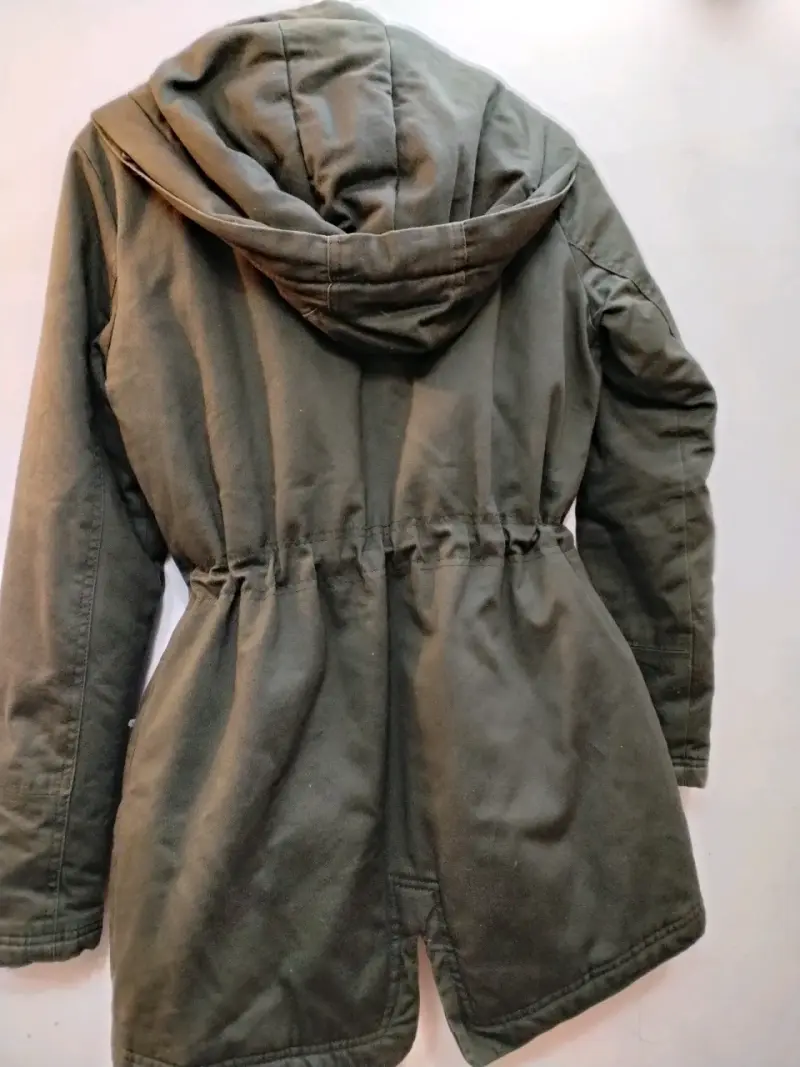 Parka verde militar con capucha de piel sintética - 4