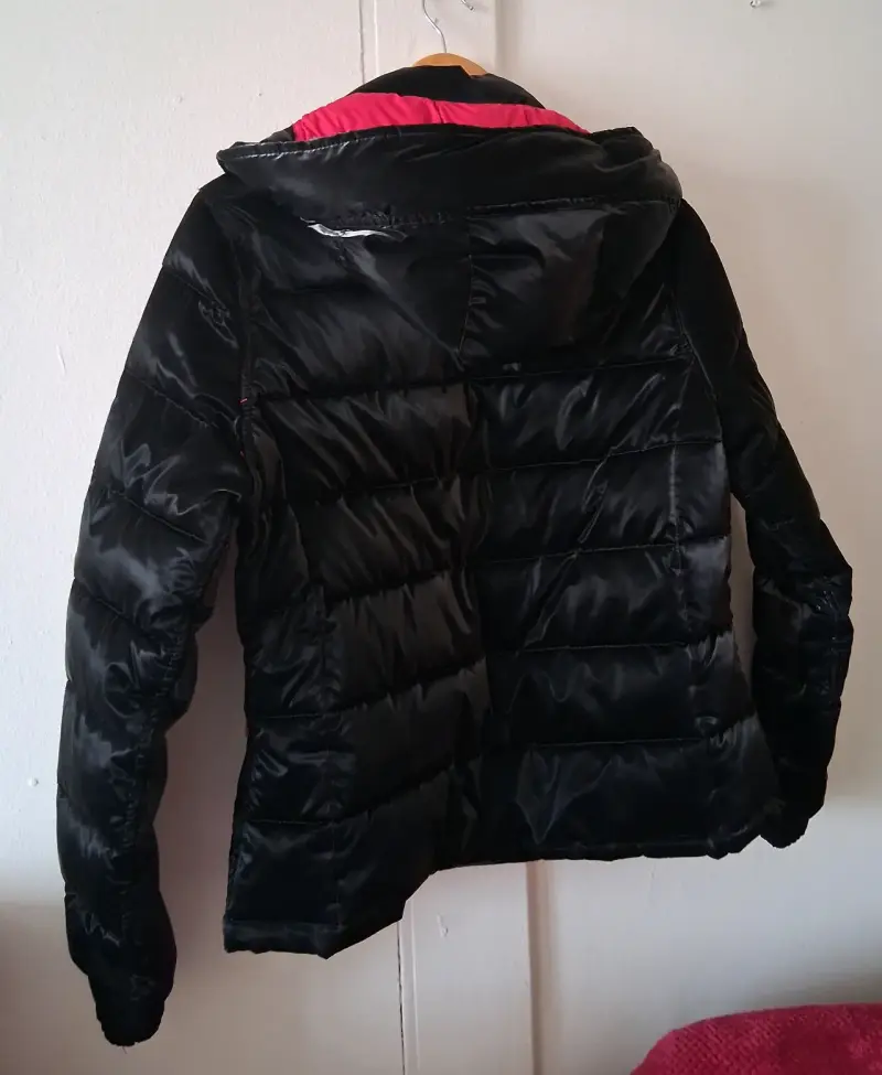 Chaqueta acolchada negra con capucha marca WADOS - 3
