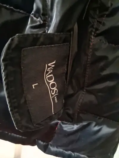 Chaqueta acolchada negra con capucha marca WADOS - miniatura 4