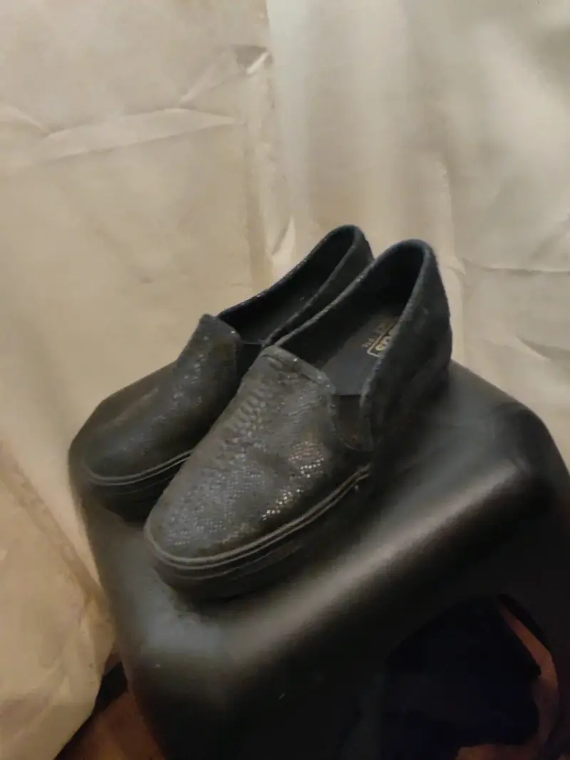 Zapatillas negras de cuero estilo slip-on