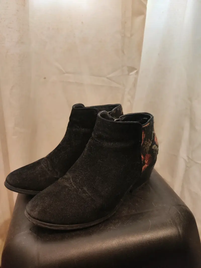 Botines negros de gamuza con diseño floral - 1