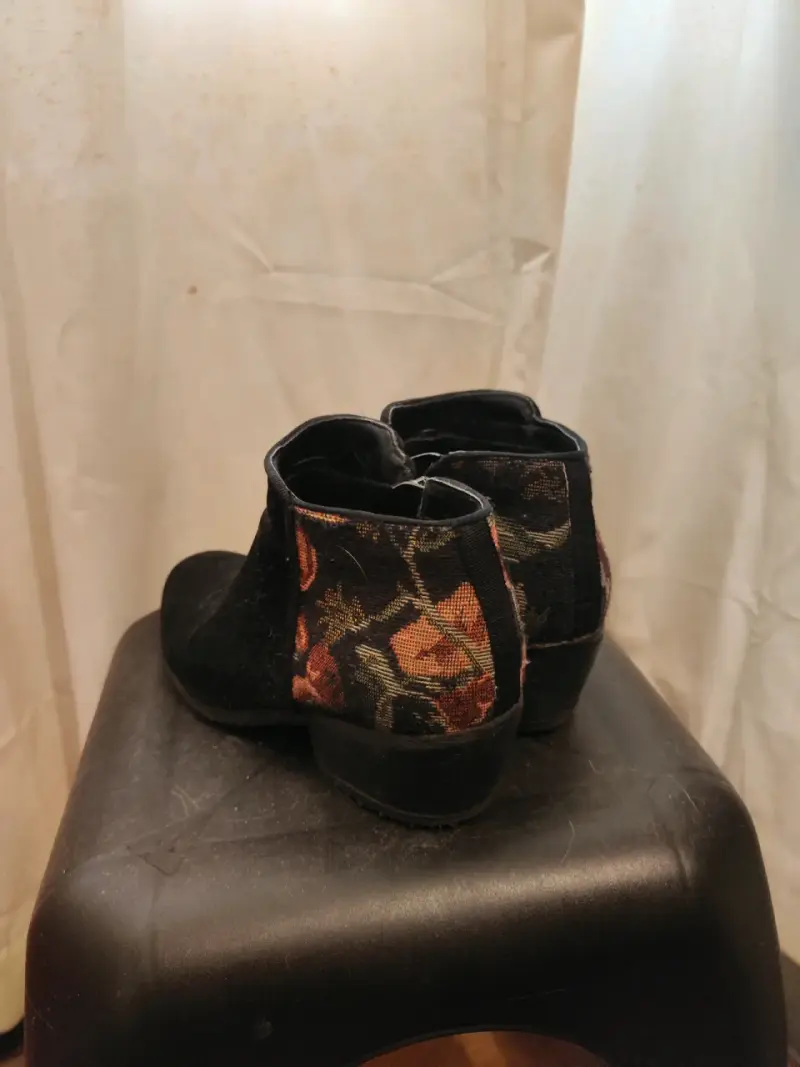 Botines negros de gamuza con diseño floral - 2