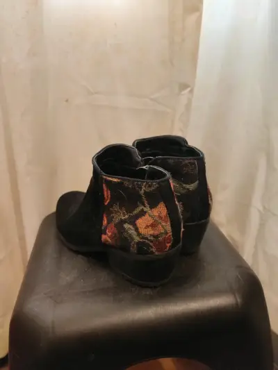 Botines negros de gamuza con diseño floral - miniatura 2