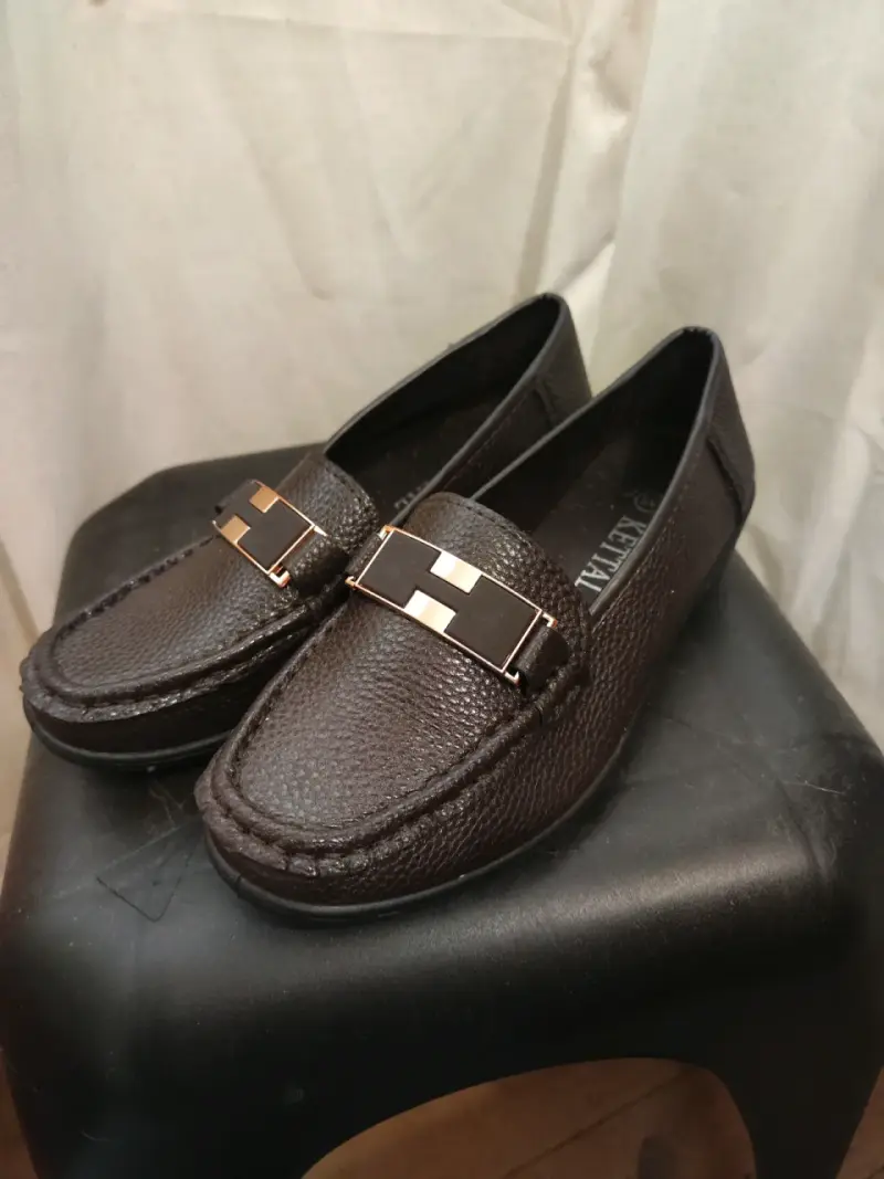 Mocasines de cuero marrón con hebilla