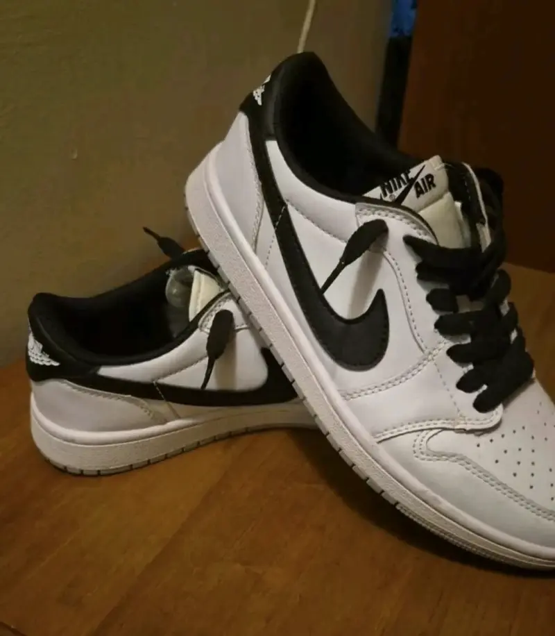 Zapatillas deportivas Nike blancas y negras