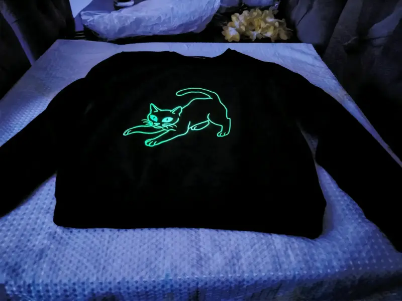 Polerón negro con diseño de gato fosforescente - 1