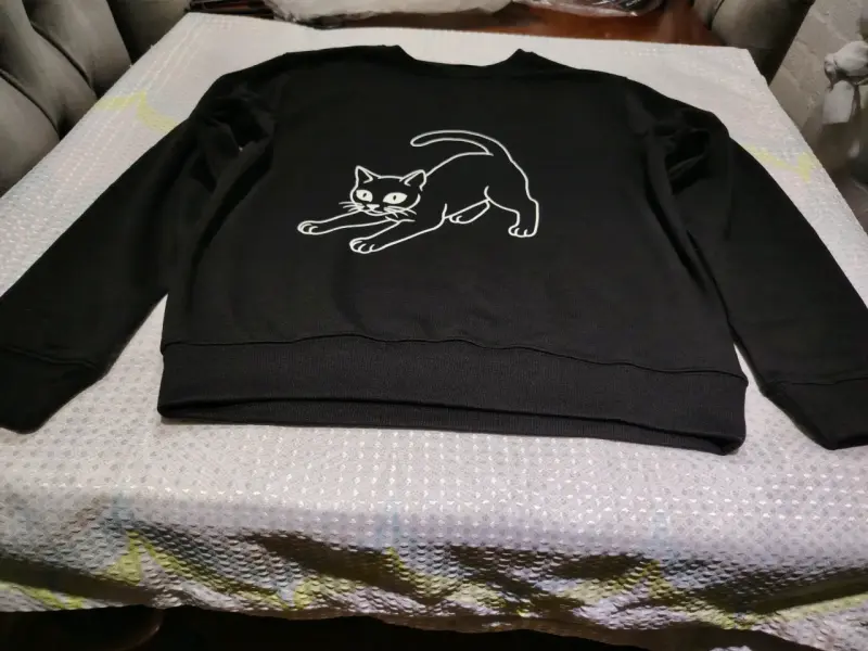 Polerón negro con diseño de gato fosforescente - 2