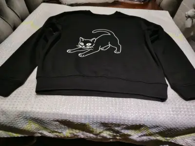 Polerón negro con diseño de gato fosforescente - miniatura 2