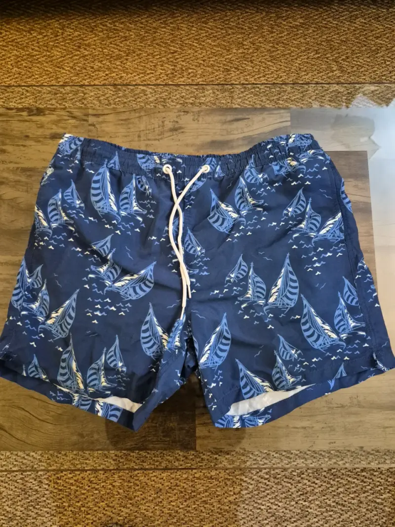 Shorts de baño azul con estampado de veleros - 1