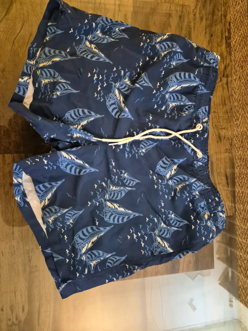 Shorts de baño azul con estampado de veleros - 2